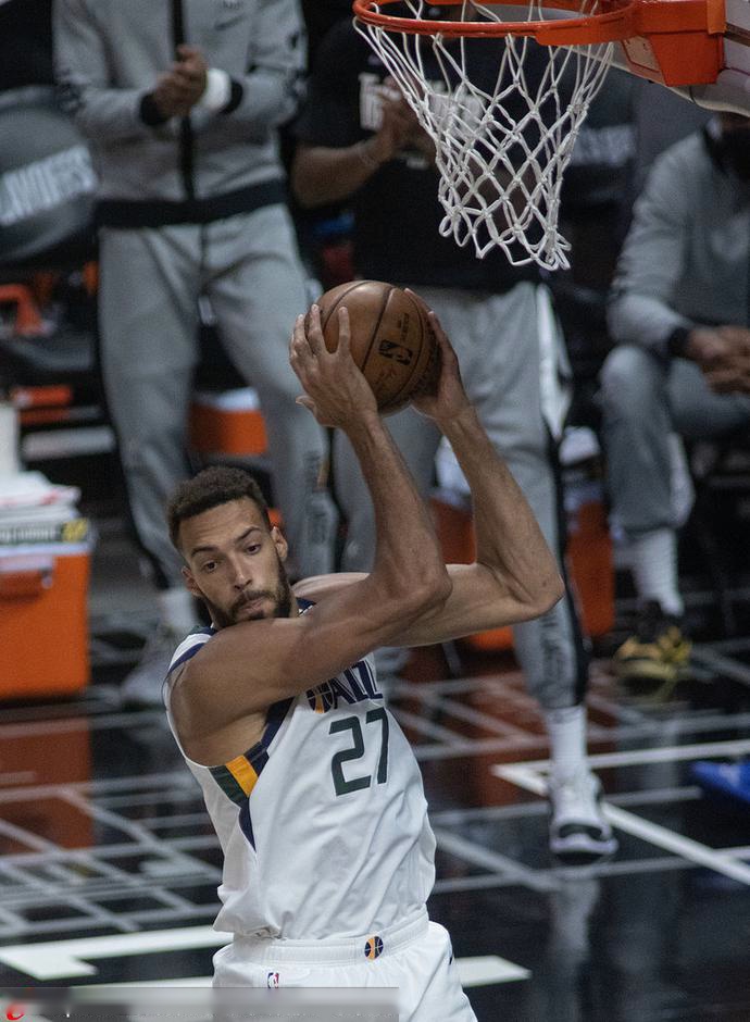 马赛迎英超关键赛；赛后篮板制胜；引发热议；年轻球员得到机会的简单介绍