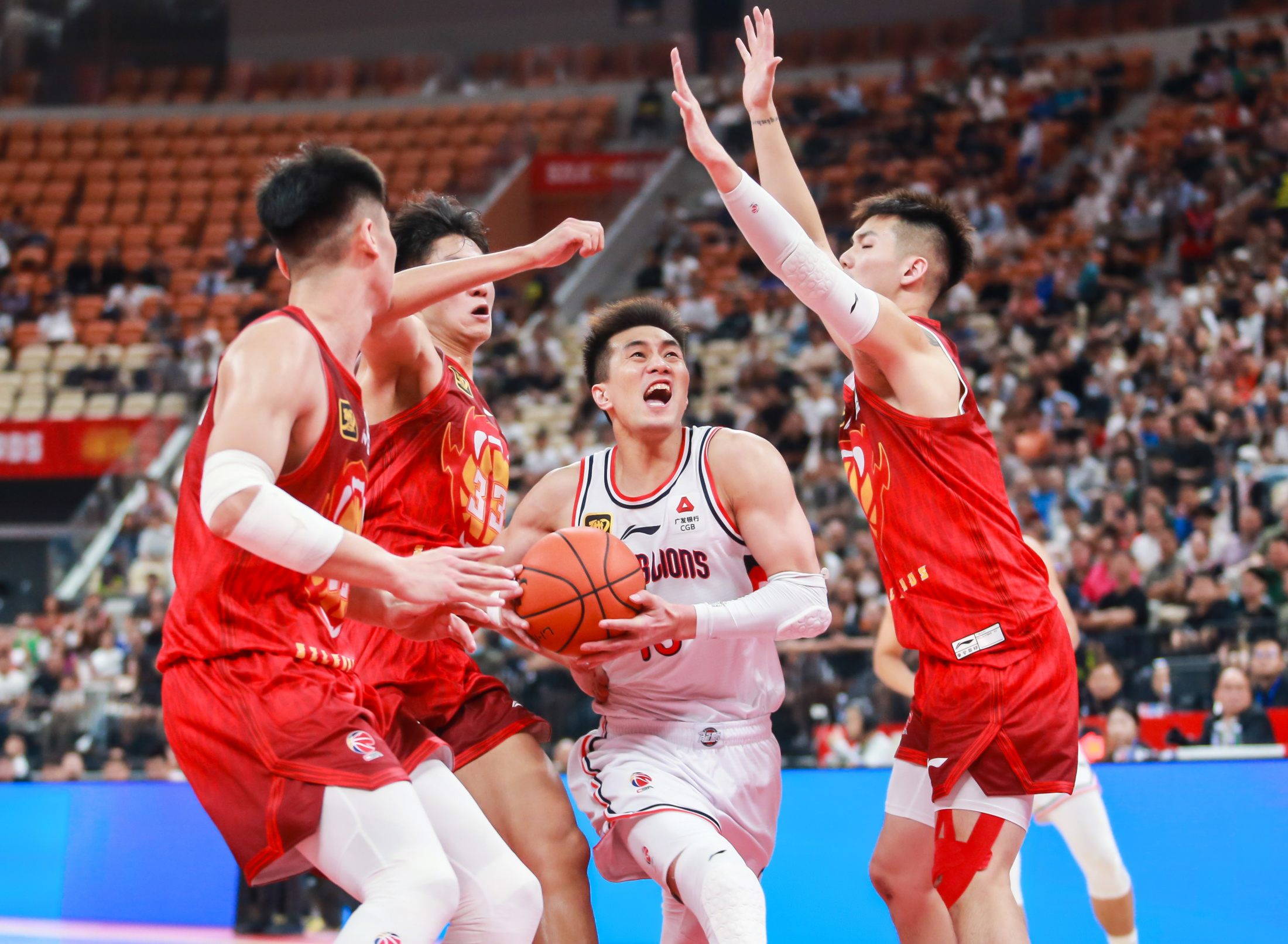 中超今夜走向成谜，广州队遗憾出局，目标明确，身体对抗强度拉满